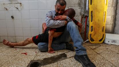 Un padre palestino abraza el cuerpo de su hijo, víctima de un bombardeo israelí, este martes en Deir Al-Balah, en el centro de Gaza.