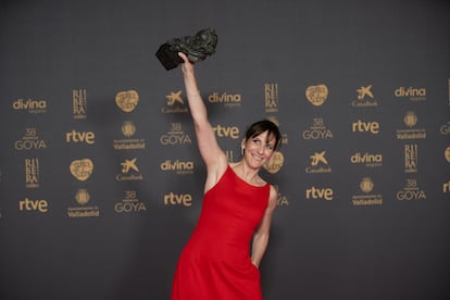 La actriz Malena Alterio posa con el Goya a mejor actriz protagonista por su trabajo en 'Que nadie duerma'.