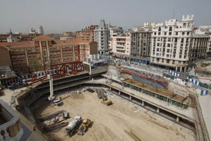 Estado de las obras del nuevo mercado de Barcel, con el colegio Isabel la Catlica a la izquierda.