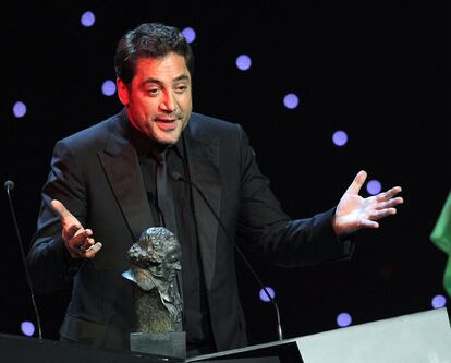 Javier Bardem recoge su Goya por su actuación en 'Biutiful'.