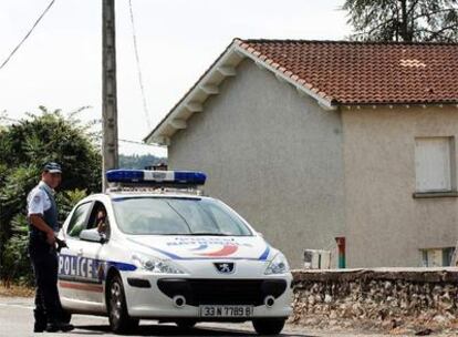 Policías franceses vigilan la casa de Cahors.
