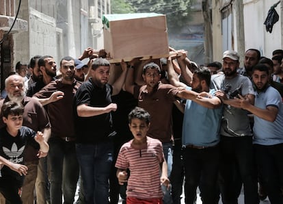Un grupo de palestinos cargan el cuerpo de Obada Farwana, fallecido durante los enfrentamientos con Israel, durante su funeral en la ciudad de Gaza.