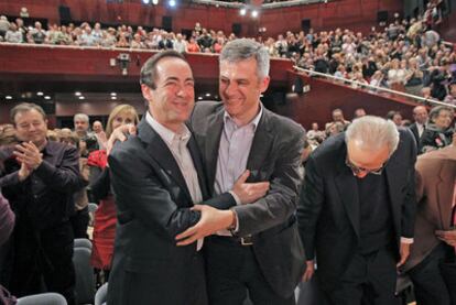 José Bono y David Lucas se abrazan en la presentación del candidato del PSOE a la alcaldía de Móstoles. Al lado, Peces-Barba.