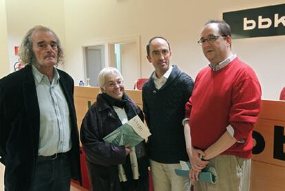 De izquierda a derecha, los escritores Álvaro Gurrea, Toti Martínez de Lezea, José Luis Urrutia y Pedro Ugarte, ayer en Bilbao antes de la presentación de la publicación <i>Gvero</i><b>, editada por EL PAÍS y BBK.</b>