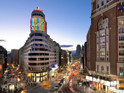 Imagen del Edificio Carrión al anochecer.