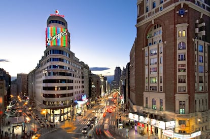 Imagen del Edificio Carrión al anochecer.