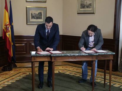 Pedro Sánchez y Pablo Iglesias firman el pacto en el Congreso en Madrid.