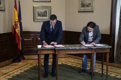 Pedro Sánchez y Pablo Iglesias firman el pacto en el Congreso en Madrid.