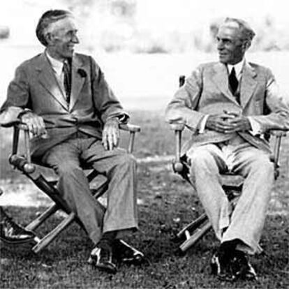 Harvey Firestone (izquierda) con Henry Ford, en el jardín de su casa en 1936.