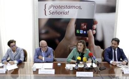 De izquierda a derecha: Victoria Espejel, directora del Defensor del Abogado; José Manuel Pradas, diputado del Colegio de Abogados de Madrid; Sonia Gumpert, decana; y Javier Íscar, diputado del Colegio de Abogados de Madrid.