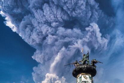 Ceniza volcánica del volcán Sinabung desde Berastagi (Indonesia), el 19 de febrero de 2018.