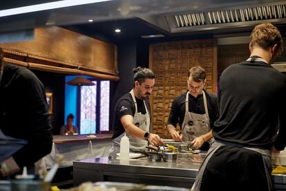Fotografía del chef Paco Méndez en el restaurante Come, de Barcelona. Su libro 'México de ida y vuelta' ha sido editado por Planeta Gastro.