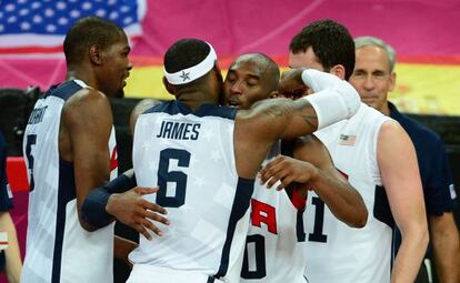 Kobe Bryant y LeBron James se abrazan.
