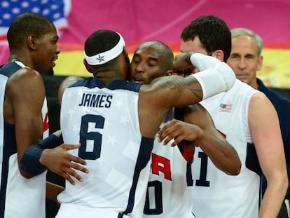 Kobe Bryant y LeBron James se abrazan.