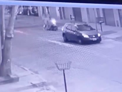 Captura de un video grabado por una cámara de seguridad, donde se observa a niña de 11 años que fue arrastrada por una motocicleta para robarle en Lanús, Argentina.