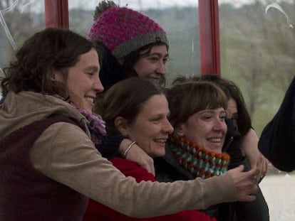 Aurore Martín (a la derecha, con bufanda de colores) celebra su salida de la cárcel.