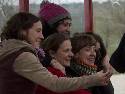 Aurore Mart&iacute;n (a la derecha, con bufanda de colores) celebra su salida de la c&aacute;rcel.