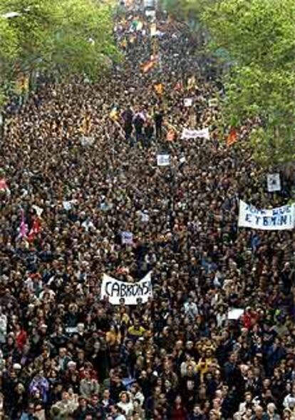 La manifestación a su paso por el cruce de la Gran Via y la Rambla de Catalunya.