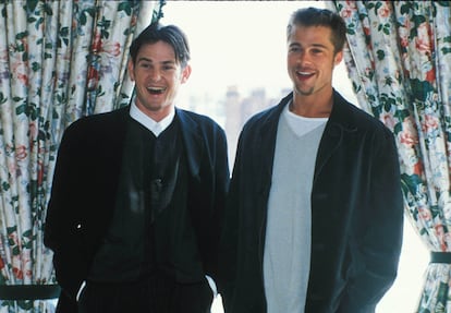 Brad Pitt y Henry Thomas posan durante una entrevista promocional de 'Leyendas de pasión' en 1995.