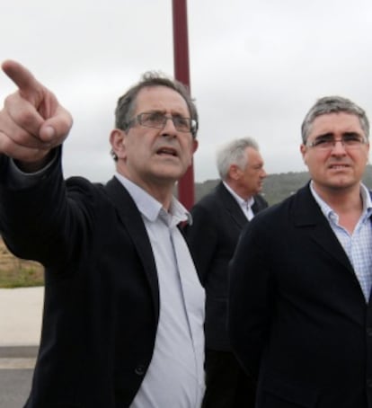 Guillerme Vázquez y Carlos Aymerich visitan el Parque Empresarial de Bértoa en Carballo.