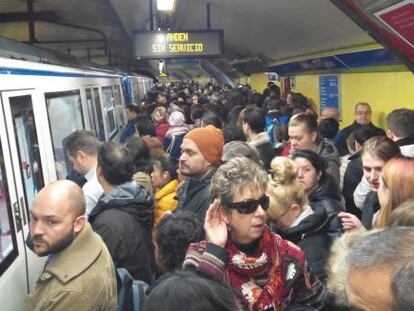 Pasajeros en Diego de León, durante el corte de la línea 5 del metro.