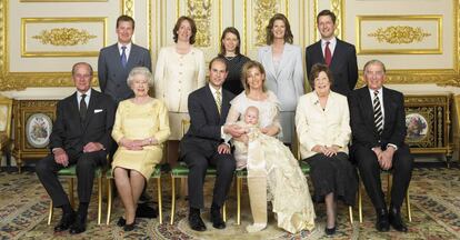 Felipe de Edimburgo, la reina Isabel II de Inglaterra. Arriba de ella Lord Ivar Mountbatten, en el bautizo de Lady Louise.