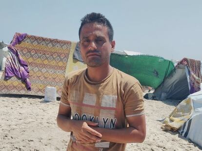 Walid al Khalili, sanitario palestino de 35 años, que pasó un mes en el centro de detención y tortura israelí de Sde Teiman, en una imagen cedida por él y realizada en Rafah la primera semana de julio.