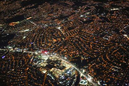 Vista aérea nocturna de Ciudad de México.