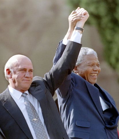 10 de mayo de 1994. Nelson Mandela es elegido primer presidente de una Sudáfrica plenamente democrática y F.W. Klerk, su predecesor, es designado vicepresidente.