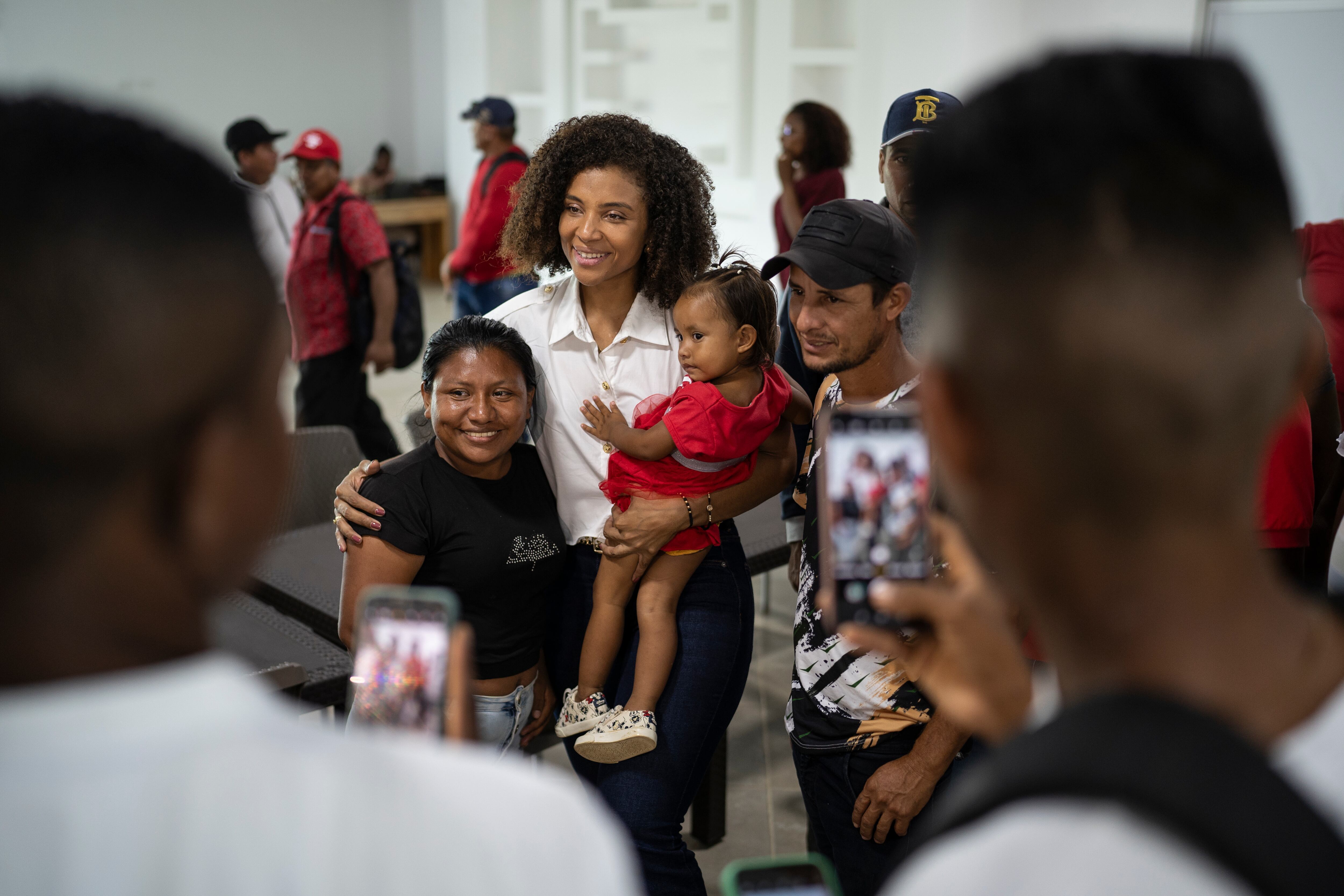 Nubia Carolina Córdoba se toma fotografías con pobladores de la comunidad de Belen de Bajirá, el 26 de noviembre de 2023.