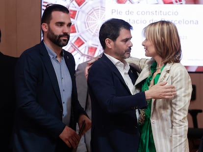Marc Castells, acompañado de Sergi Valles, alcalde de Torroelles de Foix, saluda a Lluïsa Moret tras ser nombrada presidenta de la Diputación de Barcelona.  / QUIQUE GARCÍA (EFE)