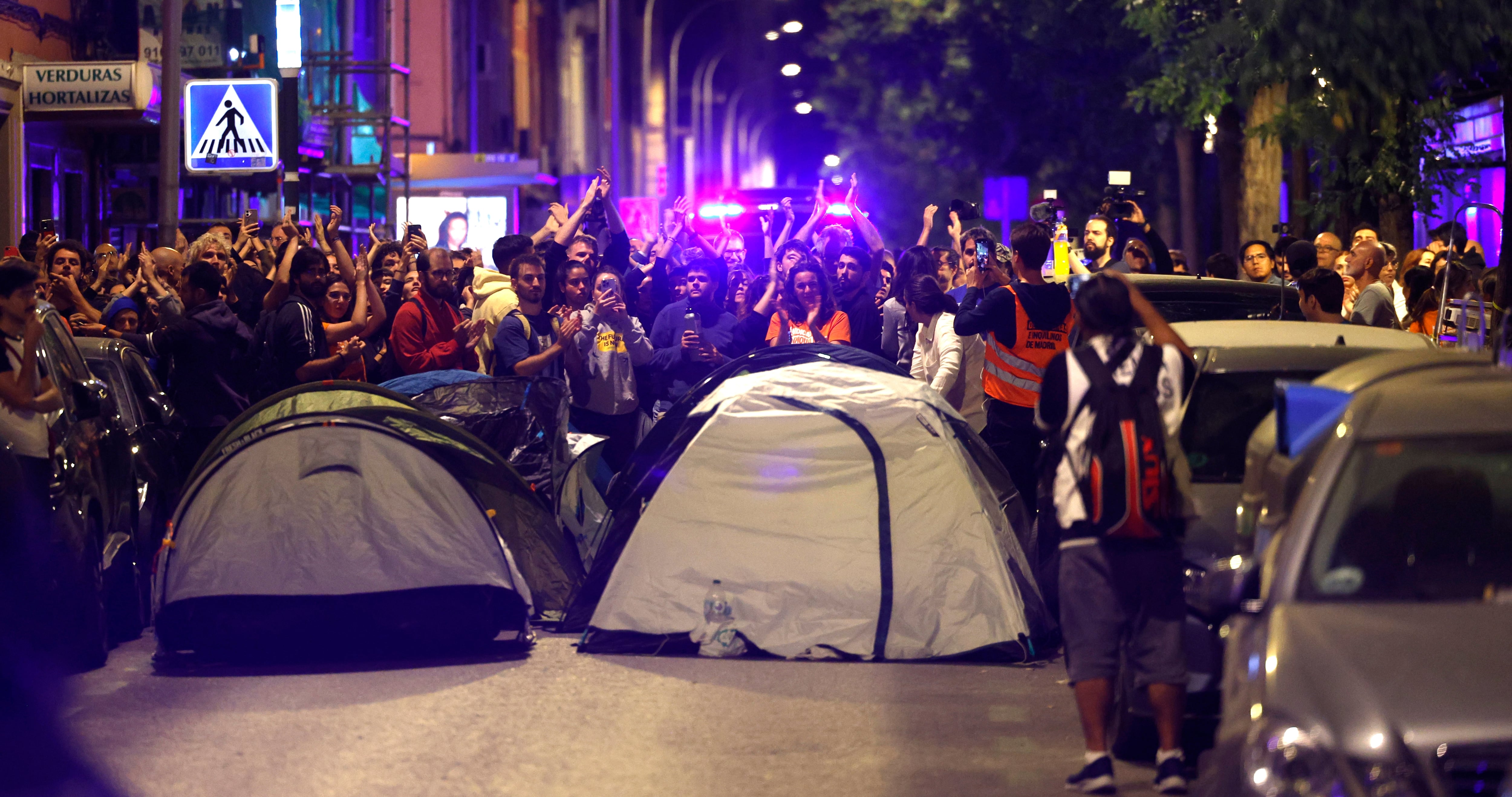 “Maricarmen se queda”: 400 activistas esperan junto a la anciana a la comisión judicial
