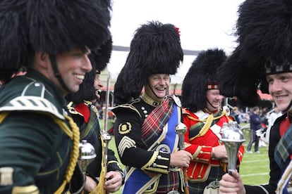 Una banda de música con ropa tradicional durante los Highland Games en Braemar, Escocia.