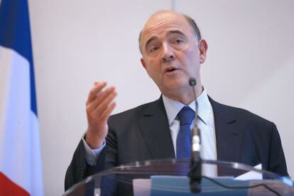 El ministro de Econom&iacute;a franc&eacute;s, Pierre Moscovici, en una rueda de prensa este martes en Par&iacute;s.