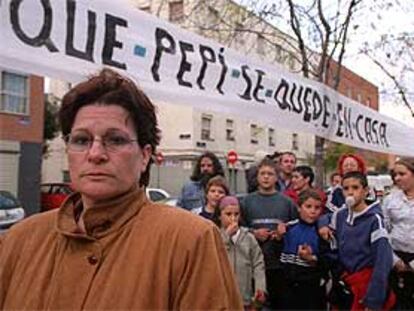 Josefa Mahugo, delante de una pancarta en la que sus vecinos piden el indulto.