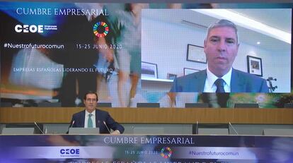 El presidente de la CEOE, Antonio Garamendi, y el vicepresidente de Fabricación y Logística del grupo Renault y presidente de Anfac, José Vicente de los Mozos, durante la tercera jornada de la cumbre de grandes empresas organizada por CEOE.