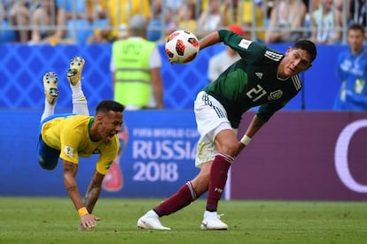 Neymar cai após choque com Edson Álvarez.