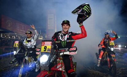 Ricky Brabec (centre), guanyador del Ral·li Dakar en moto, al costat de Quintanilla i Price.