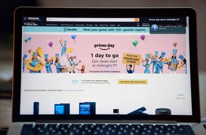 Un ordenador muestra la imagen de inicio de la página web del Amazon Prime Day de 2019.
