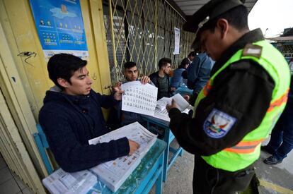 Un oficial de policía tras votar en Quito.