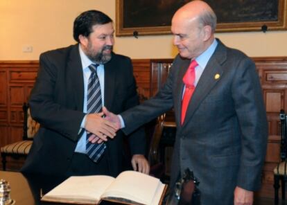 El ministro de Justicia Francisco Caamaño (a la izquierda) saluda al presidente del TSJA Augusto Méndez de Lugo durante su visita hoy a la sede del órgano judicial, antes de conocerse su premio de Hijo Predilecto.