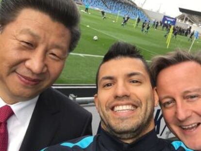 El futbolista Sergio Ag&uuml;ero se fotograf&iacute;a con Xi y Cameron.