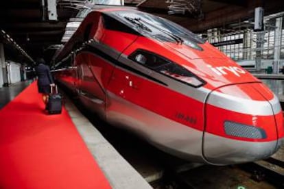 Tren de la operadora ferroviaria Iryo en las vías de la estación de Atocha.
 