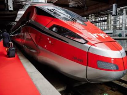 Tren de la operadora ferroviaria Iryo en las vías de la estación de Atocha.
 