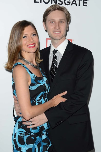 Aaron Staton, que encarna a Ken Cosgrove, junto a su mujer Connie Fletcher.