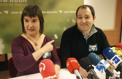 Maribi Ugarteburu y Pernando Barrena durante su comparecencia en San Sebastián.