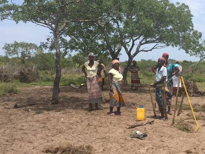 Un grupo de mujeres agricultoras de la provincia de Maputo, con su nuevo pozo al fondo.