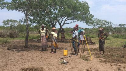 Un grupo de mujeres agricultoras de la provincia de Maputo, con su nuevo pozo al fondo.