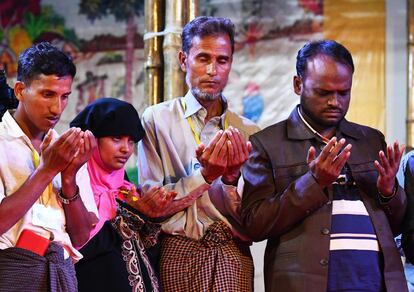 Refugiados rohingya rezan durante un encuentro interreligioso con el papa Francisco en Dacca (Bangladés).