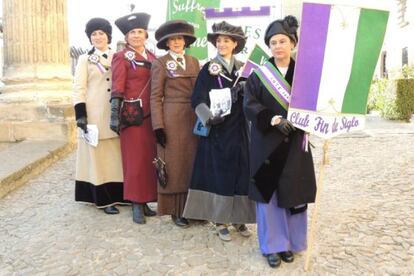 Grupo recreacionista Club Fin de Siglo, que organiza una muestra sobre el sufragismo.